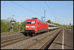 DB 101115-4 durchfährt hier am 27.4.2022 um 8.48 Uhr mit dem EC 9 nach Zürich den Bahnhof Lengerich in Westfalen. Der komplette Zug besteht aus einer schweizer Wagen Garnitur.