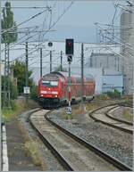 Die DB 245 006 (UIC 92 80 1245 006-2 D-DB) erreicht mit ihrem IRE3 von Friedrichshafen Hafen nach Basel Bad Bf.