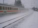 IC Durchfahrt durch den verschneiten Bahnhof Bad Endorf  am 11.02.2006 9:20 Uhr
