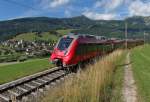 Kurz vor dem Bahnhof Ehrwald fährt 442 219 als RB 5511, Reutte in Tirol - München, am 26.07.2015 an Lermoos vorbei.