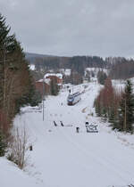 Am 02.01.2026 verl�sst 844 004 der Tschechischen Bahn als Os 19811 gerade den Bahnhof von Johanngeorgenstadt und macht sich auf den Weg nach Karlovy Vary.