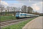 Der Alex nach Prag hat hier gerade Regensburg verlassen. Mit Zuglok 223071 ist er am 21.4.2026 um 16.22 Uhr bei Wenzenbach unterwegs. 