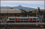 Liberec Hauptbahnhof! �ber den Bahnsteig hinweg blickt man auf den Hausberg den Jested mit seinem futuristischen Turm. Im Bahnhof selbst rangiert hier am 7.10.2026 der Trilex VT 650065-5.