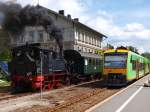 Generationen treffen sich in Bayerisch Eisenstein, 15.08.09. Die 70083 unter Volldampf, mit vier  Donnerbchsen  im Anhang, ist bereit zur Abfahrt nach Zwiesel. Rechts auf Gleis 2 steht die Waldbahn abfahrtbereit nach Spicak.