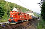 Über dem Elbtal liegt noch der Morgennebel, aber langsam kämpft sich die Sonne durch. 742 529 und 742 516 der IDS Cargo (CZ) beschleunigen ihren Kesselwagenzug in Richtung Decin. Aufgenommen im Haltepunkt Krippen. 15.08.2016