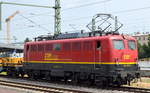 Die Rail Cargo Carrier - Germany GmbH mit 140 003-5 (91 80 6 140003-5 D-RCCDE) mit einem Gütertransportzug mit Spezialtransportwagen der Fa.