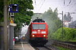 185 142-7 DB Edelweiss  kommt die Kohlscheider-Rampe hoch aus Richtung Neuss,Herzogenrath mit einem Audi-VW-Zug aus Osnabrück nach Kortenberg-Goederen(B) und fährt durch Kohlscheid in