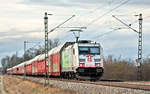 Die 185 389-4 fährt in Langenisarhofen mit einem geschlossenem Autotransportzug vorbei.Bild 16.3.2018