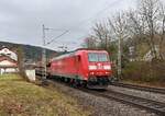 DB Cargo 185 068-4 bringt am Freitagmittag einen leeren Autotransporterzug gen Bad Friedrichshall Hbf, der für das AUDI-Werk in Neckarsulm gedachte Zug ist hier in Neckargerach zusehen.