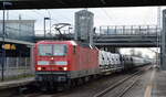 DeltaRail GmbH, Frankfurt (Oder) mit der angemieteten  143 963-7  (NVR-Nummer   91 80 6143 963-7 D-DB ) und Nutzfahrzeug-Transportzug (VW Fahrzeuge aus polnischer Produktion) Richtung Norden am