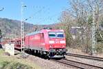 185 011-4 mit leeren Autotransportwagen für das Audiwerk in Neckar-sulm durch Neckargerach am 22.03.2022 