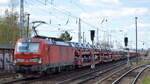 DB Cargo AG [D] mit  193 390  [NVR-Nummer: 91 80 6193 390-2 D-DB] und PKW-Transportzug (fabrikneue AUDI + VW Modelle) am 19.04.22 Richtung Frankfurt/Oder in Berlin Hirschgarten.