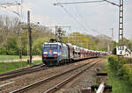 DB TFG 152135-0 durchfährt hier am 2.5.2022 um 15.03 Uhr mit einem langen Auto Transport Zug in Richtung Rheine den ehemaligen Bahnhof Velpe.