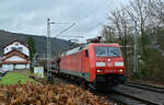 Nach dem beladenen Mittagsaudizug kam dann die 152 027-9 mit einem Autoleerzug durch Neckargerach gen Binau am 2.2.2023