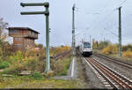 Vorbei am ehemaligen elektromechanischen Stellwerk  Nmf  des Bahnhofs Northeim(Han) geht es für 187 312-4 mit Neuwagen.