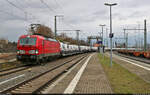 Mit Transportern des Typs VW Crafter aus polnischer Produktion durchfährt 193 374-6 (Siemens Vectron) den Bahnhof Angersdorf Richtung Sangerhausen.