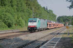 Die 186 209 B-ATLU der belgischen Güterbahn LINEAS fährt fernab ihrer Heimat durch Aßling südöstlich von München Richtung Rosenheim. Die Lok wurde bereits 2008 für die belgische Güterbahn in Dienst gestellt und erhielt groß angeschrieben die Nummer 2817. Zugelassen ist sie in D/A/B/NL. Hier führt sie einen Zug mit neuen Volvos aus dem Werk im belgischen Gent nach Österreich.
Aßling in Oberbayern, Mittwoch, 7. Juni 2023, kurz vor 9.00 Uhr.