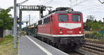 TRIANGULA Logistik GmbH, Calvörde mit ihrer  140 808-7  (NVR:  91 80 6140 808-7 D-TRG ) und einem nur halb beladenen PKW-Zug am 29.06.23 Durchfahrt Bahnhof Lutherstadt Wittenberg-Piesteritz.