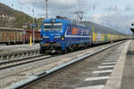 Der gepflegt glänzende Smartron 192 014 der Northrail, in Diensten der RTB Cargo, durchfährt mit einer langen Reihe geschlossener Autotransporter den Bahnhof Treuchtlingen auf Gleis 6. Der Zug kommt aus Richtung Würzburg und fährt die Ingolstädter Strecke, sein Ziel ist wohl München, denn der dortige PkW-Hersteller versendet seine Ware in geschlossenen Waggons.
Treuchtlingen, Donnerstag, 14.März 2024, 12.02 Uhr