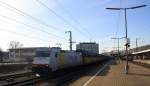 185 637-6 von der Rurtalbahn-Cargo steht im Würzburger-Hbf mit einem langen Autozug aus Norden und wartet auf die Weiterfahrt Richtung Nürnberg.