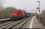 Mit einer Übergabe, bestehend aus einem Kessel- und einem Schiebewandwagen, rollt 261 060-8 (Voith Gravita 10 BB) durch den Hp Magdeburg Herrenkrug auf Gleis 1 Richtung Biederitz.