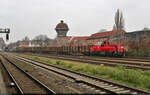 Am trüben letzten Novembertag zieht 261 093-9 (Voith Gravita 10 BB) den Nahgüterzug von Blankenburg Nord nach Magdeburg-Rothensee durch den Bahnhof Aschersleben.