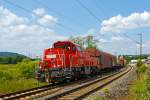   Die 261 051-7 der DB Schenker Rail ist mit einem Übergabe-Güterzug von Dillenburg nach Wetzlar unterwegs, hier am 02.06.2014 an einem Bü (km 151,1) zwischen Aßlar und Wetzlar.