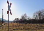 Übergabe aus Greiz Dölau ist soeben nach einem Kreuzungshalt mit der Vogtlandbahn in Wünschendorf/Elster gestartet. Gezogen wurde der 2 Kesselwagenzug von der 261 045. Aufgenommen am 20.01.26
