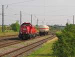 DB 261 093-9 dr�ckte am 11.07.2014 einen Gaskesselwagen aus dem Anschluss der Firma Lange in Gro�rudestedt.