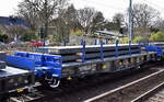 Drehgestell-Flachwagen vom Einsteller PKP Cargo mit der Nr. 31 RIV MC 51 PL-PKPC 4707 242-7 Smms-xx beladen mit Stahlbrammen in einem Ganzzug am 26.03.24 Höhe Bahnhof Berlin-Hirschgarten.