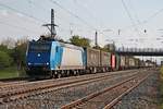 Am 04.05.2016 fuhr Alpha Trains/Crossrail 185 536-0 mit einem Containerzug nach Aachen West/Belgien durch die Überholgleise von Müllheim (Baden) in Richtung Norden.