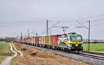 Die Gysev Vectron 471 001 fährt im Regen mit einem Containerzug in Osterhofen vorbei.Bild 8.12.2017