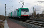 186 224 und eine weitere 186 der Cobra als Containerzug durchfahren den Bahnbergang Karl-von-Thielen-Strae, Halle (Saale) in nrdlicher Richtung.