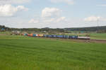 Eine ehemalige Crossrail 185 mit einem Containerzug nach Hof bei Feilitzsch, 11.05.2017