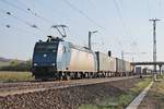 Am 06.04.2017 bespannte die ATLU/XRAIL 185 526-1 einen bunt gemischten Containerzug, als sie mit diesem durch die Gleisanlagen von Müllheim (Baden) in Richtung Norden fuhr.