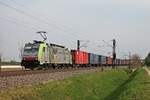 Mit einem Containerzug aus Rheinhausen fuhr am 11.04.2017 die Re 486 502 bei Hügelheim über die KBS 703 in Richtung Schweizer Grenze.