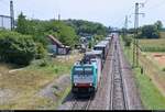 Containerzug mit 186 209-3 der Crossrail AG durchfährt den Haltepunkt Auggen auf der Bahnstrecke Mannheim–Basel (Rheintalbahn | KBS 703) Richtung Freiburg im Breisgau.