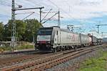 Mit einem langen Containerzug fuhr am 07.10.2017 die MRCE/TXL/HCTOR 185 407-4  Marco Polo  bei Abzweig südlich von Eimeldingen durchs Markgräflerland in Richtung alte Rheintalstrecke.