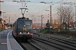 Am 14.11.2017 fuhr HCTOR 162.003 (151 027-0)  Metropolis  mit einem langen Containerzug in Richtung Isteiner Klotz, als sie am Bahnsteig von Efringen Kirchen vorbei kam.