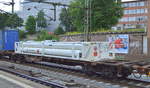 DB Cargo Drehgestell-Containertragwagen mit der Nr. 31 RIV 80 D-DB 4578 071-1 Sgmnss 731 beladen mit mit Spezial-Tank Container (ADR Tank) für tiefgekühltes 1,1-DIFLUORETHYLEN (GAS ALS KÄLTEMITTEL R 1132a) siehe UN-Nr. 239/1959 am 18.06.19 in einem Containerzug gesichtet Bahnhof Hamburg Harburg.  