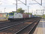CAPTRAIN 193 892-7 durchfährt den Bahnhof Golm  mit einem Containerzug in Richtung Potsdam am 24.