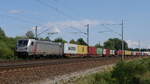 187 523 akiem mit einem Containerzug in Richtung Hamburg; bei Winsen/Luhe, 03.08.2019  