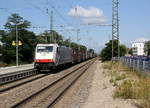 186 909-4 von Crossrail kommt mit einem Containerzug aus Venlo(NL) nach Melzo-Scalo(I) und kommt aus Richtung Norden und fährt durch Emmendingen in Richtung Süden.