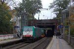 Die Cobra 2837 kommt aus Richtung Köln,Aachen-Hbf und fährt durch Aachen-Schanz mit einem BASF-Tankcontainerzug aus Ludwigshafen-BASF nach Antwerpen-BASF(B) und fährt in Richtung