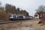 Die 182 529 von MRCE war am 20.02.2020 mit einem Containerzug Richtung Süden unterwegs und konnte bei der Durchfahrt im wolkenverhangenen Aßling aufgenommen werden.