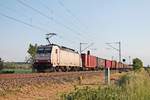 Mit einem Containerzug (Melzo Scalo - Wanne Eikel) fuhr am Abend des 24.05.2019 die Maquarie/XRAIL/TXL 186 910 zwischen Hügelheim und Buggingen über die KBS 703 durchs Rheintal in Richtung