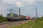 Mit einem bunten und langen Containerzug nach italien fuhr am Mittag des 25.05.2019 die Re 475 404 über die KBS 703 durch den Bahnhof von Heiterheim in Richtung Schweizer Grenze.