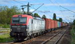 PKP CARGO S.A., Warszawa [PL] mit  EU46-502  [NVR-Nummer: 91 51 5370 014-0 PL-PKPC] und Containerzug aus Polen am 31.08.20 Durchfahrt Bf. Berlin Hohenschönhausen.