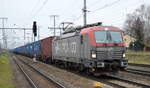 PKP CARGO S.A., Warszawa [PL] mit  EU46-518  [NVR-Nummer: 91 51 5370 031-4 PL-PKPC] und Containerzug am 07.12.20 Bf. Golm (Potsdam).