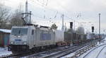 METRANS Rail s.r.o., Praha [CZ] mit  386 007-9  [NVR-Nummer: 91 54 7386 007-9 CZ-MT] und Containerzug Richtung Frankfurt/Oder am 11.02.21 Berlin Hirschgarten.